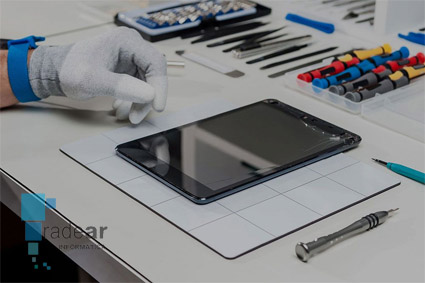 tecnico-en-reparación-tablet-ipad-form