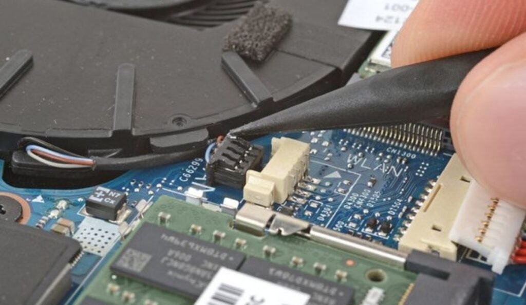 Reparación electrónica avanzada de placa base MacBook