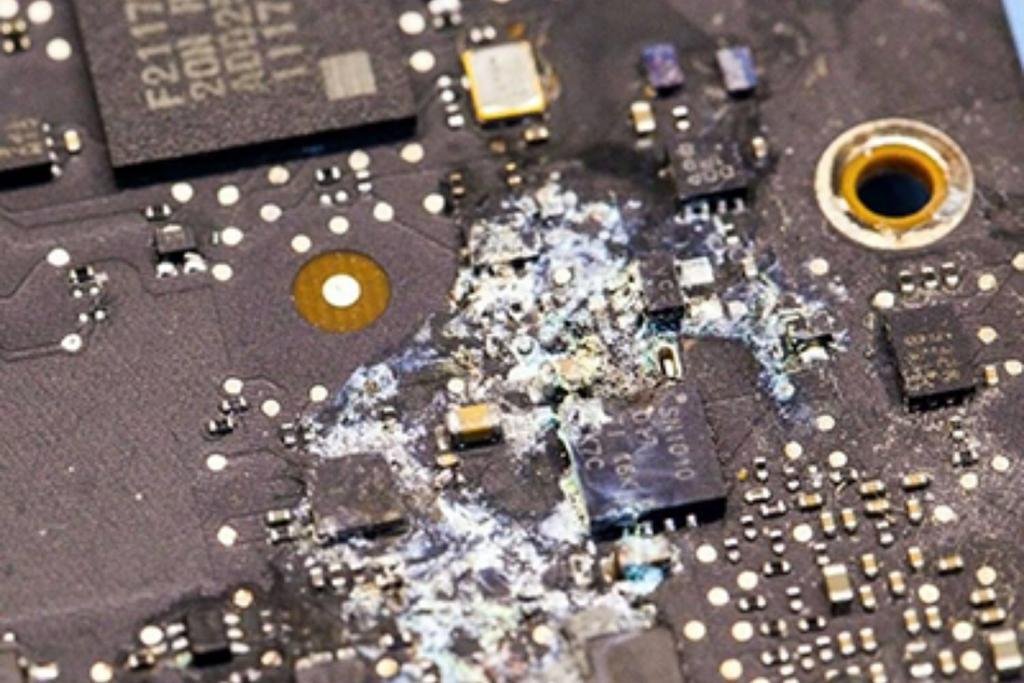 Corrosión en la placa base de un MacBook por daños por líquidos