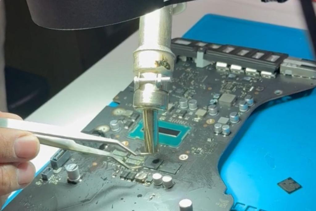 Reparación electrónica de un MacBook con daños por líquidos