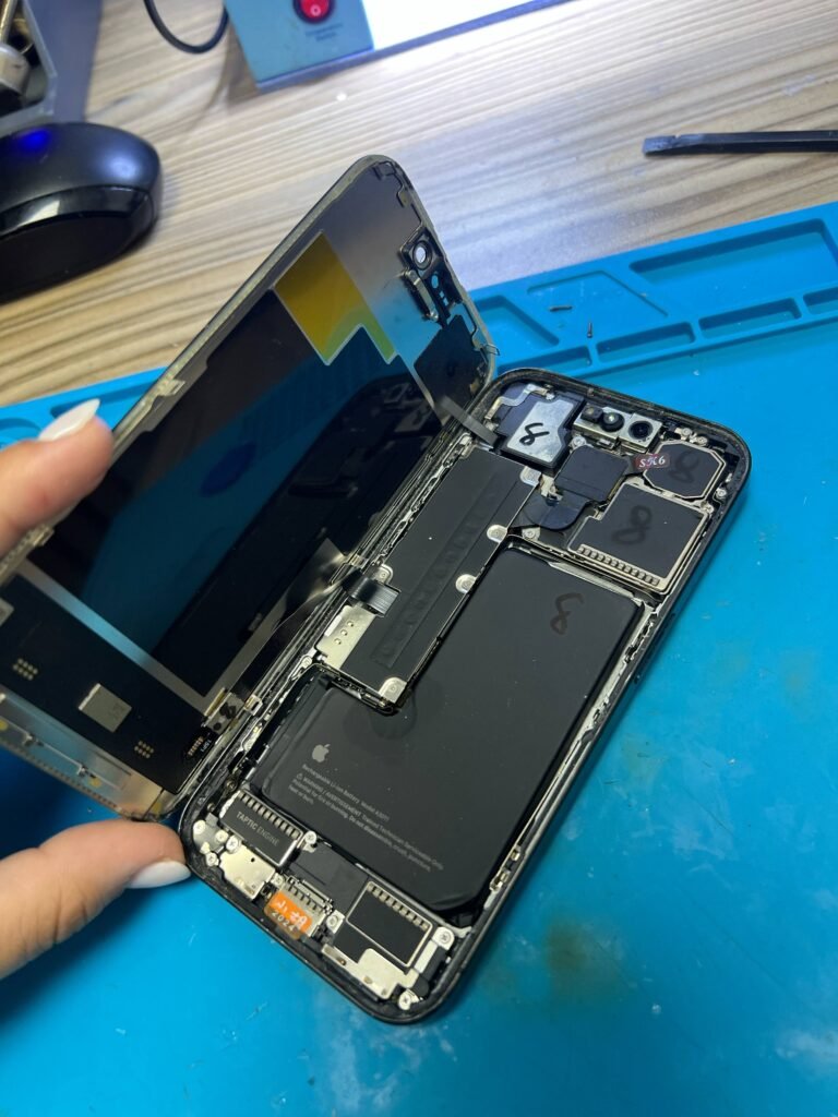 Cambio de pantalla de iPhone realizado en el taller de Radear en Alicante