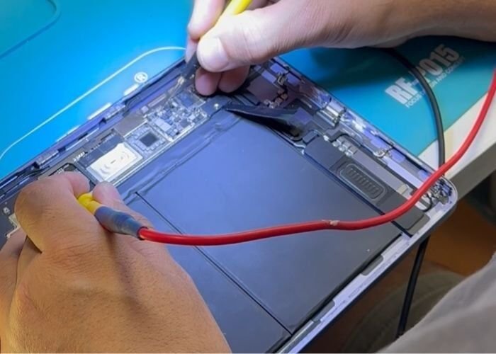 iPad que no enciende por posible cortocircuito en la placa base