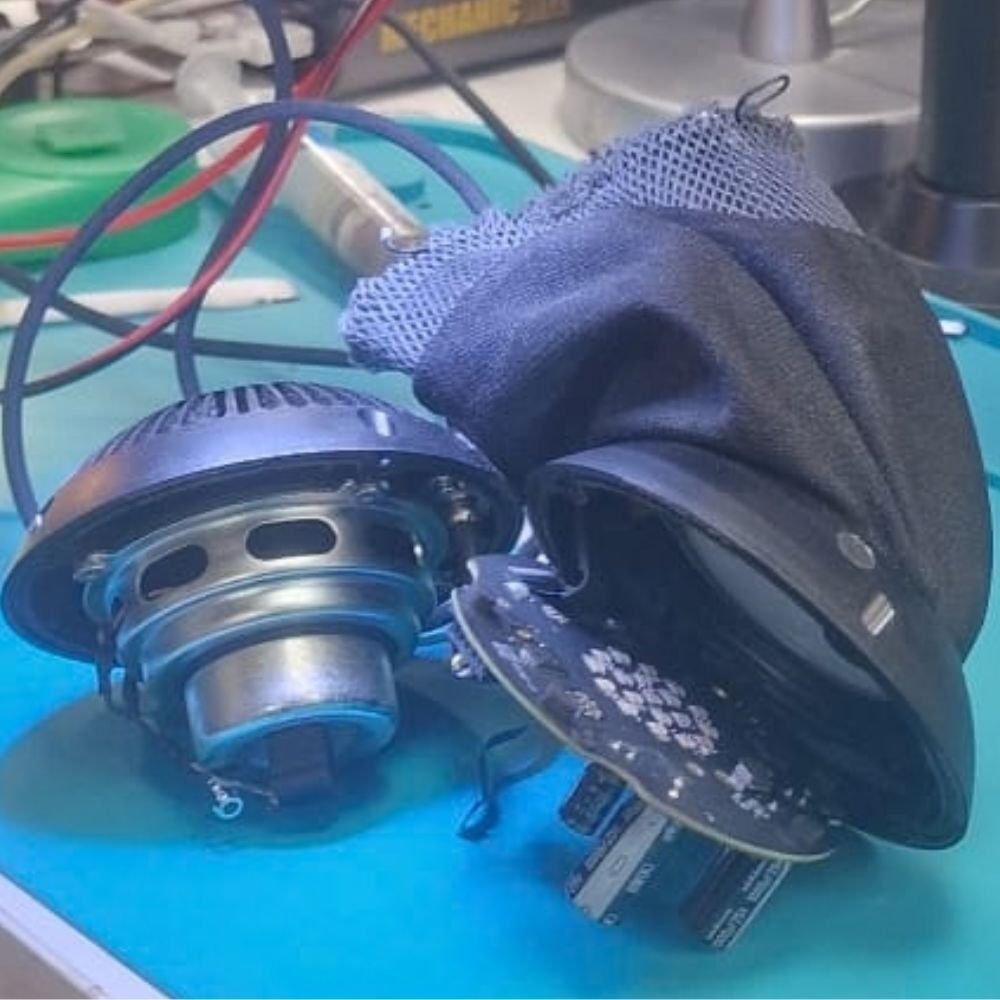 Placa base de HomePod durante el diagnóstico de un cortocircuito
